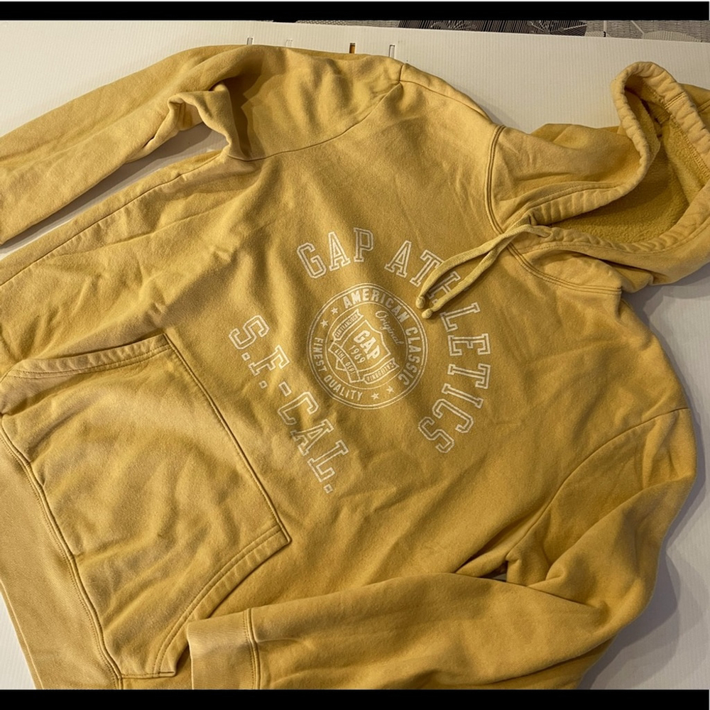 T41- Gap Men’s Mustard Hoodie Size L